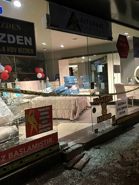 bos-yolda-kontrolden-cikan-arac-dukkana-daldi-1611566296087.jpg Boş yolda kontrolden çıkan araç dükkana daldı-1