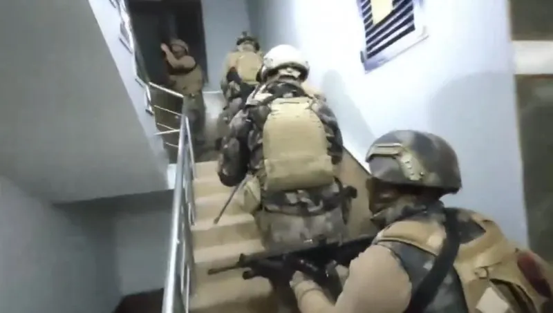 gulbaharlar-suc-orgutu-kafeslendi-4-ilde-es-zamanli-operasyon-aralarinda-elebasinin-da-oldugu-16-gozalti-1708925052248.jpeg "Gülbaharlar" suç örgütü 'KAFES'lendi! 4 ilde eş zamanlı operasyon... Aralarında elebaşının da olduğu 16 gözaltı-2