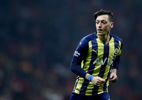 mesut-ozil-resmen-basaksehirde-imza-toreninde-fenerbahce-sozleri-1657791250900.jpg