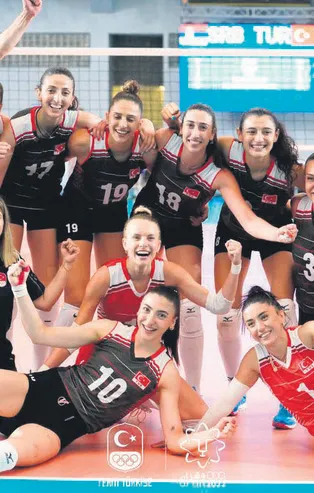 Akdeniz Oyunları'nda altın madalyaya sadece bir adım kaldı! Voleybol Milli Takımı Sırbistan’ı set vermedi