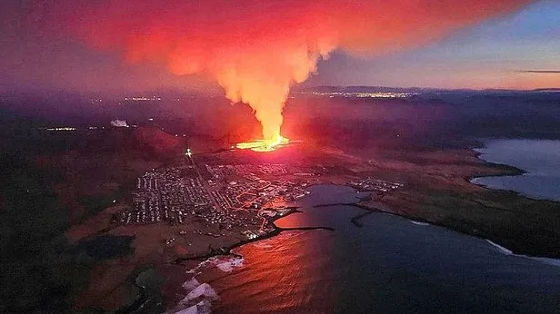 İzlanda’da yanardağ patlaması! Lavlar kasabaya döküldü! Binalar alev alev yanıyor
