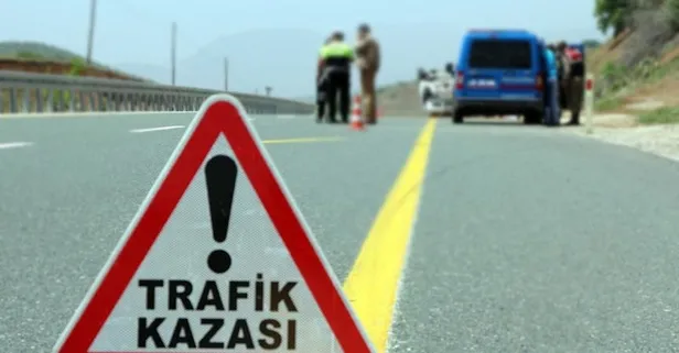 Ters yönden gelen minibüs park halindeki otomobile çarptı