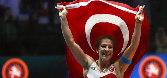 Dünya Güreş Şampiyonası'nda kadınlar 75 kiloda mücadele eden Yasemin Adar, finalde Belaruslu Vasilisa Marzaliuk'u 5-4 yenerek altın madalya kazanırken, Türkiye'nin kadınlardaki ilk dünya şampiyonu olarak tarihe geçti.