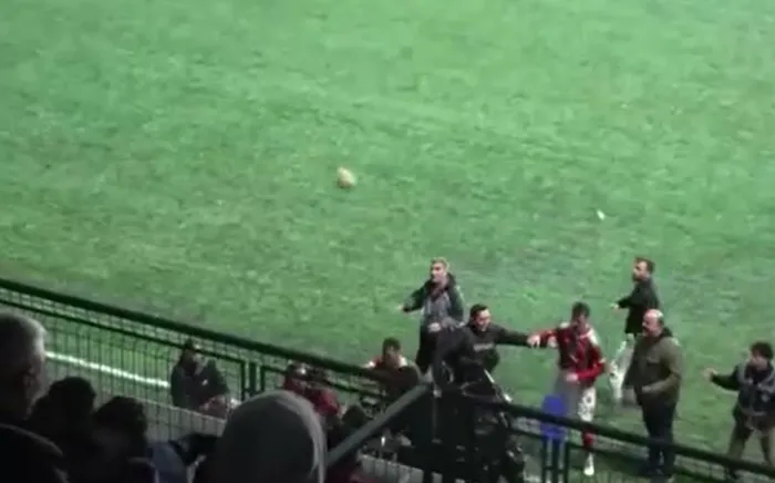 amator-lig-macinda-saha-ringe-dondu-yumruklar-havada-ucustu-1704733589935.jpeg Amatör lig maçında saha ringe döndü! Yabancı maddeler sahaya atıldı | Yabancı maddeler sahaya atıldı-2