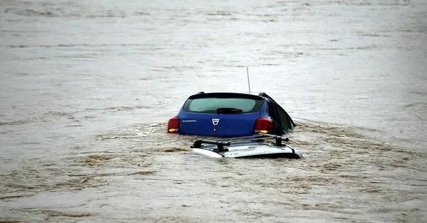 Son dakika: Çanakkale'de sel: Kocabaş Çayı taştı araçlar su altında kaldı