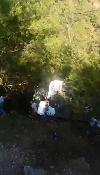 Son dakika: Antalya'da tur otobüsü şarampole yuvarlandı - 1
