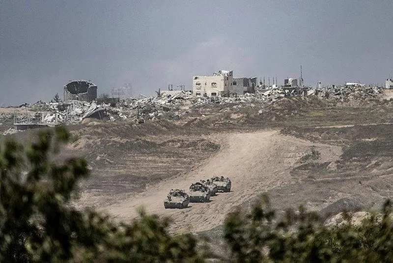 İsrail'e ait çok sayıda tank, zırhlı personel taşıyıcı ve askeri iş makinelerinin Gazze Şeridi'nin orta bölümünden ayrıldığı görüldü. (17 Nisan 2024)