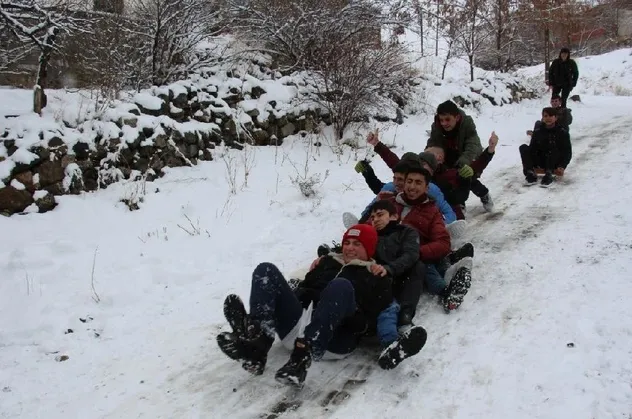 Hakkari’de yarın okullar tatil mi? 17 Ocak Pazartesi Hakkari’de okullarda ders işlenmeyecek mi? Hakkari Valiliği açıklaması…