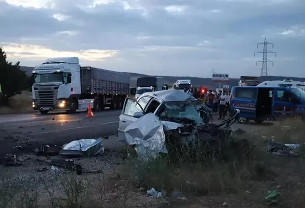 gaziantep-kahramanmaras-yolunda-feci-kaza-tir-araclari-ezdi-gecti-olu-ve-yaralilar-var-1687203430236.jpeg