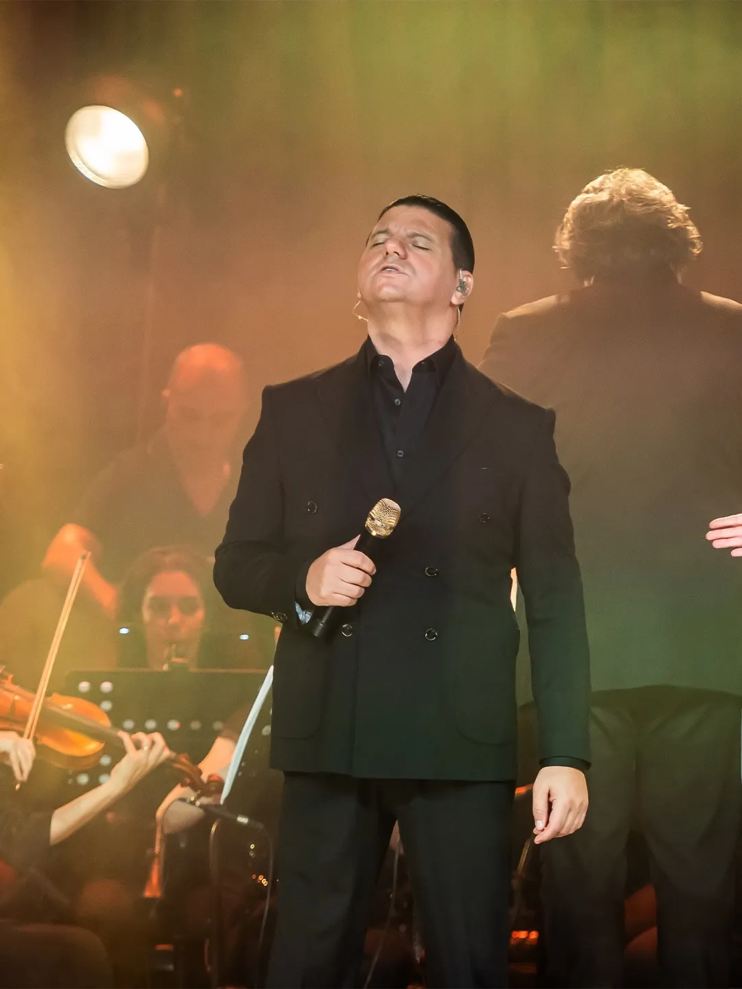 1779269147587.jpg Görünce tanımakta zorlanacaksınız! Harbiye konserinde baştan aşağı yenilenen Kubat'ın 20 kilo verdiren gizli formülü!-6