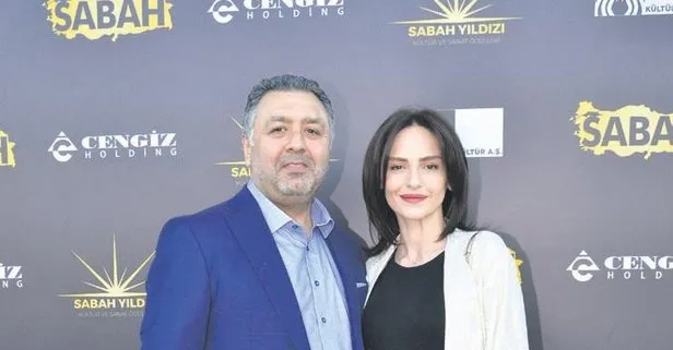 Ünlü yapımcı Mustafa Uslu ile eşi Sinem Hanım ikiz bebeklerini kucaklarına adı