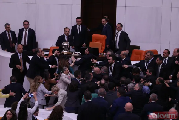 Filistin oturumuna mazeret sunan CHP lideri Özgür Özel Can Atalay için seke seke Meclis'e geldi! Bir de üstüne DEM Grubu'na gitti - 15