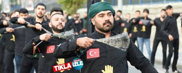 Karsta Kerbela şehitleri anıldı! Temsili Hz Ali resmi ile Mustafa Kemal posterleri taşıyanlar vücuduna zincir vurdu