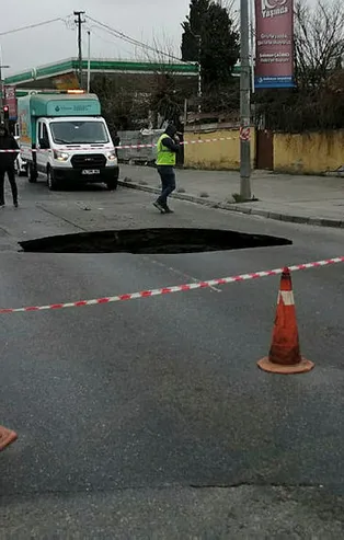 İstanbul'da facianın eşiğinden dönüldü! Metro inşaatı nedeniyle yolda dev göçük