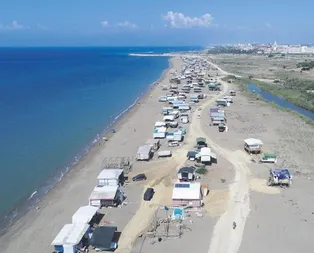 Antalyada denize sıfır çardaklarda konaklayan vatandaşlar tatilin tadını çıkarıyor