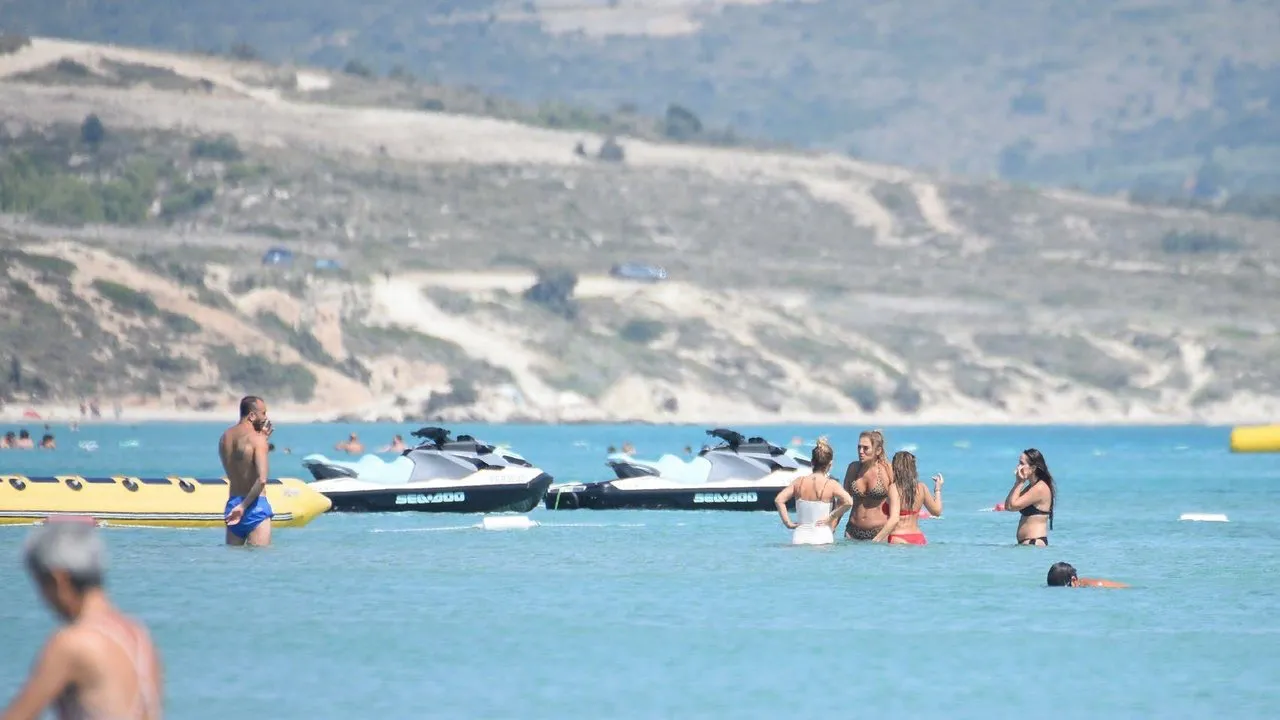 Denizde gerginlik! Demet Akalın ve Okan Kurt çifti Çeşme’de...