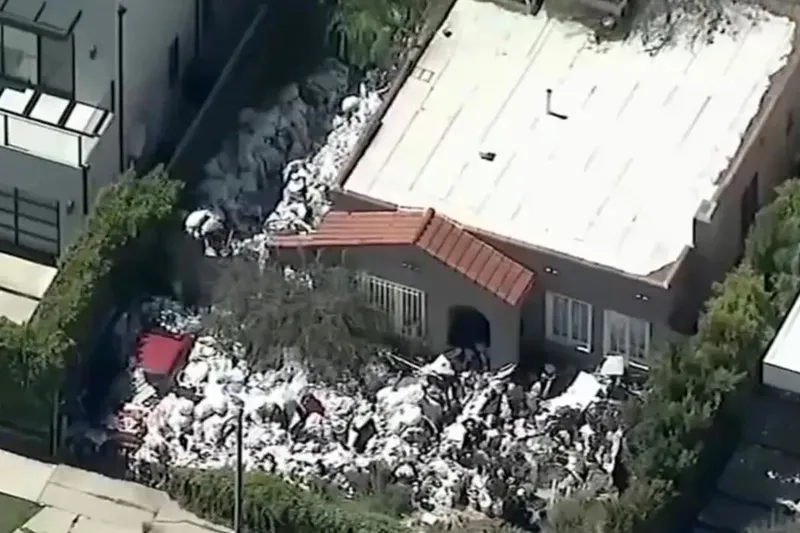 Çöp ev kabusunun böylesi: Fareler ve haşereler istila etmiş! Onlarca yıldır biriktiriyor: Evinden tam yedi ton atık çıktı-4