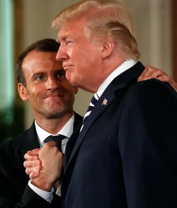 Trump Macron'u böyle götürdü-5