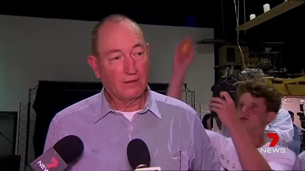 İslam düşmanı Avustralyalı ırkçı senatöre 'yumurtalı' protesto-1