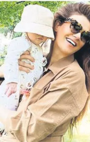 Tülin Şahin kızı Siena ile bahçe keyfi yaptı