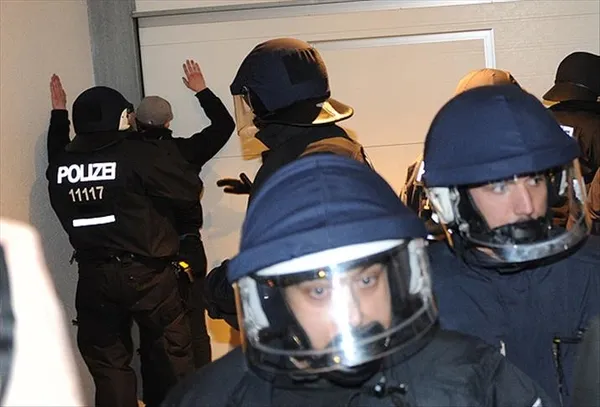 almanyada-turk-aileye-irkci-saldiri-alman-polisi-silah-tasiyan-alman-cifti-serbest-birakti-1625521683048.jpg Almanya'da Türk aileye ırkçı saldırı! Alman polisi silah taşıyan Alman çifti serbest bıraktı-3