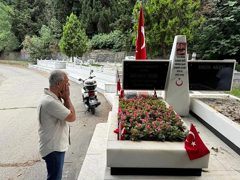 Şehit Batuhan Ergin'in babasından İBB'ye bayrak tepkisi: "Bu arkadaşın Türklüğünden de şüphe ediyorum"-5