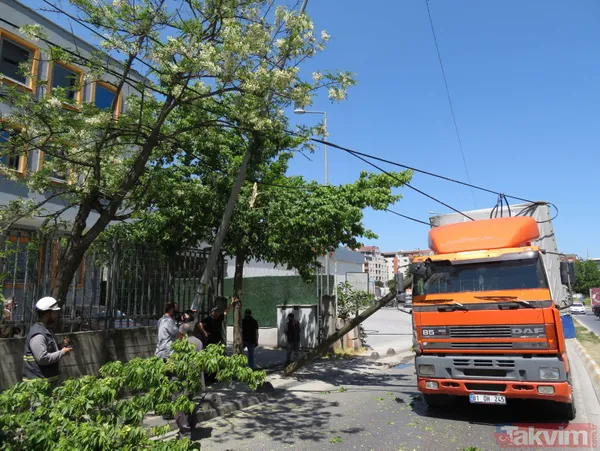Sancaktepe'de TIR elektrik tellerine takıldı! Direkler devrildi - 6