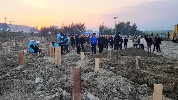 1676181799948.jpg Denizli Büyükşehir Belediyesi ekipleri Hatay'da deprem mezarlığı kurdu-4