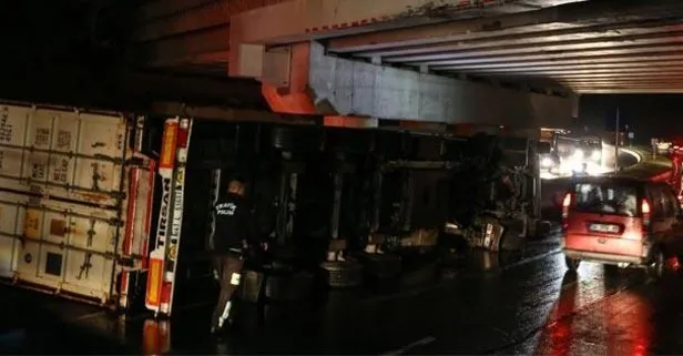 Bakırköy’de konteyner taşıyan TIR devrildi: 2 yaralı