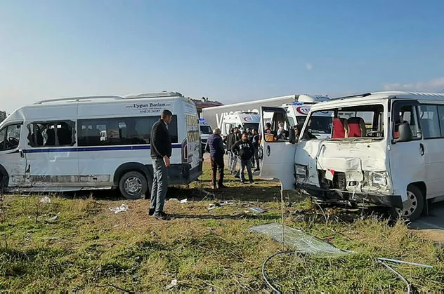 Bursa'da feci kaza! Servis minibüsü ve yolcu minibüsü çarpıştı! Ağır yaralılar var