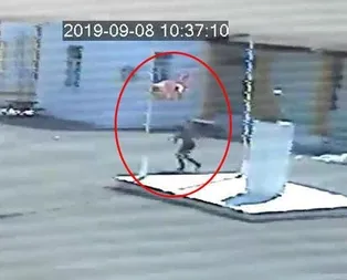 KKTC polisi, okuldaki Türk bayrağını indiren Rum’u arıyor! Rauf Denktaşa ait fotoğrafı da alarak kayıplara karıştı