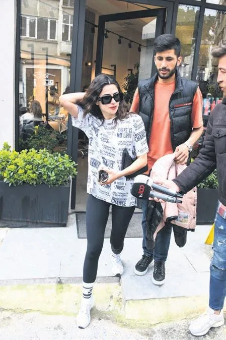 yeni-sarkisi-feryat-ile-gundemde-olan-hadiseden-1-milyon-tllik-ayakli-reklam-1681932276733.jpeg Yeni şarkısı Feryat ile gündemde olan Hadise'den 1 milyon TL'lik ayaklı reklam!-4