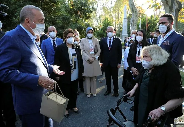 baskan-erdogan-darulaceze-sakinlerine-radyo-hediye-etti-1632604160138.jpeg Başkan Erdoğan, Darülaceze sakinlerine radyo hediye etti-1