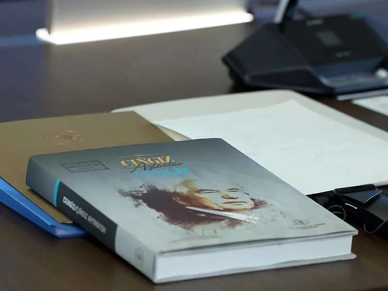 Başkan ortak alfabe hususunda Türkiye olarak ilk adımın atıldığını; Cengiz Aytmatov'u anlatan bir eser ile Oğuznamelerin ortak alfabeyle basılarak liderlere birer adet takdim edildiğini bildirdi. (AA)