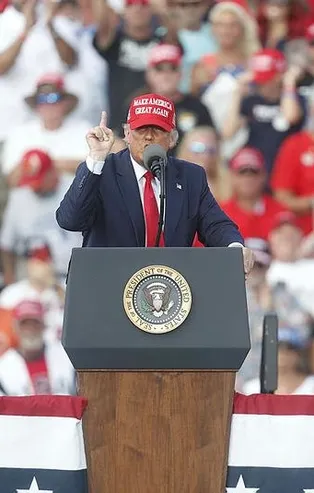 ABD'de seçim sonucunu belirleyecek eyaletlerde Trump arayı kapatıyor