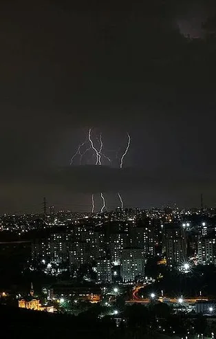 Son dakika: İstanbul’da gece başlayan sağanak etkili oluyor