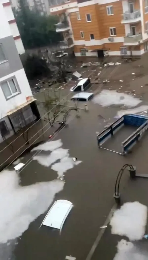 antalyada-siddetli-yagis-bes-ilcede-okullar-tatil-edildi-motokuryelere-yasak-geldi-1707805950932.jpeg Sağanak nedeniyle çok sayıda araç su içerisinde kaldı