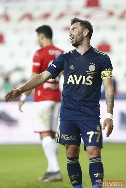 Jose Sosa sakatlandı Fenerbahçe’de işler karıştı! Erol Bulut karasını verdi.. İşte Fenerbahçe’nin Konya 11’i...