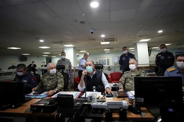 Son dakika: Milli Savunma Bakanı Hulusi Akar, Pençe-Kartal Operasyonu'na katılan pilotlarla telsizden görüştü