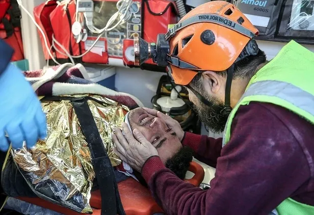 Deprem bölgesindeki mucize kurtuluşlarda gözyaşları sel oldu: "Ne olur elimi bırakmayın"-12