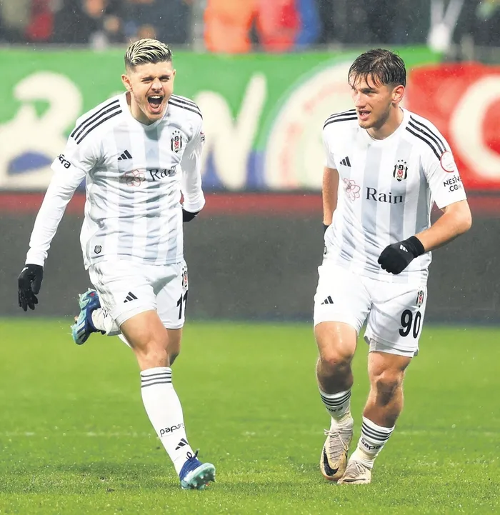 besiktas-caykur-rizeyi-4-0-yendi-yeni-hocasi-fernando-santosa-hos-geldin-hediyesi-verdi-1704841483354.jpeg