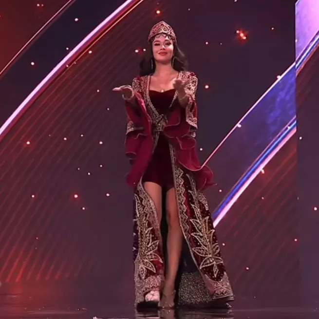 osmanli-ihtisamini-sahneye-tasidi-miss-universe-temsilcimiz-ceren-arslan-podyumda-1763557038652.jpg Kaynak: Sosyal medya