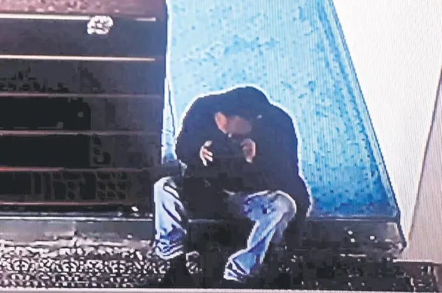 Titiz hırsız! Gözüne kestirdiği ayakkabıları öne kokladı, sonra çaldı