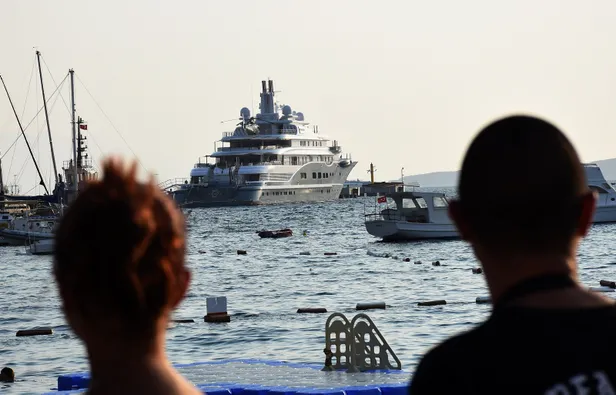 Dubai Şeyhinin lüks yatı Bodrum'da! 100 metreden fazla yaklaşanı batırıyor-5