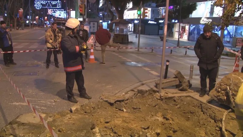 İstanbul'da iş makinesi doğal gaz borusunu patlattı - 6