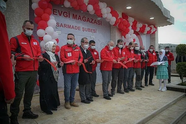 mazlumun-umudu-turkiye-turk-kizilaydan-idlibte-cadirda-yasayan-suriyelilere-briket-ev-1617463678891.jpeg