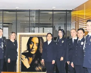 Polis okulu öğrencilerinden Mina Başaran anısına halı dokudu