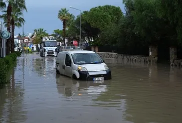 Bodrum ve Çeşme'de sokaklar göle döndü