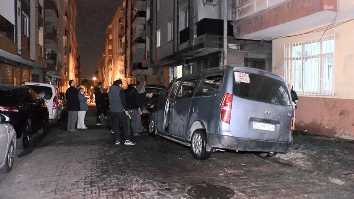 Bahçelievler'de panik anları! 5 araç alev alev yandı