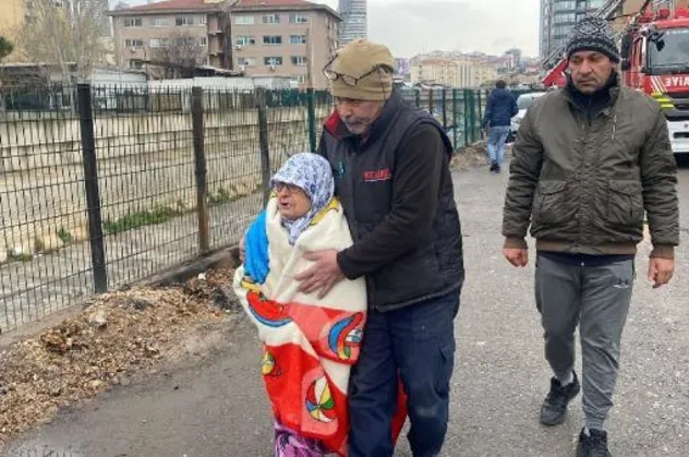 Kadıköy'de korkutan yangın: Hurdalıkta başladı binalara sıçradı